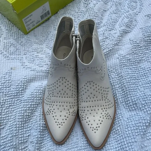 Gianni Bini Brycin Size 8 White Western Leather Studded Booties Boots - Picture 3 of 8